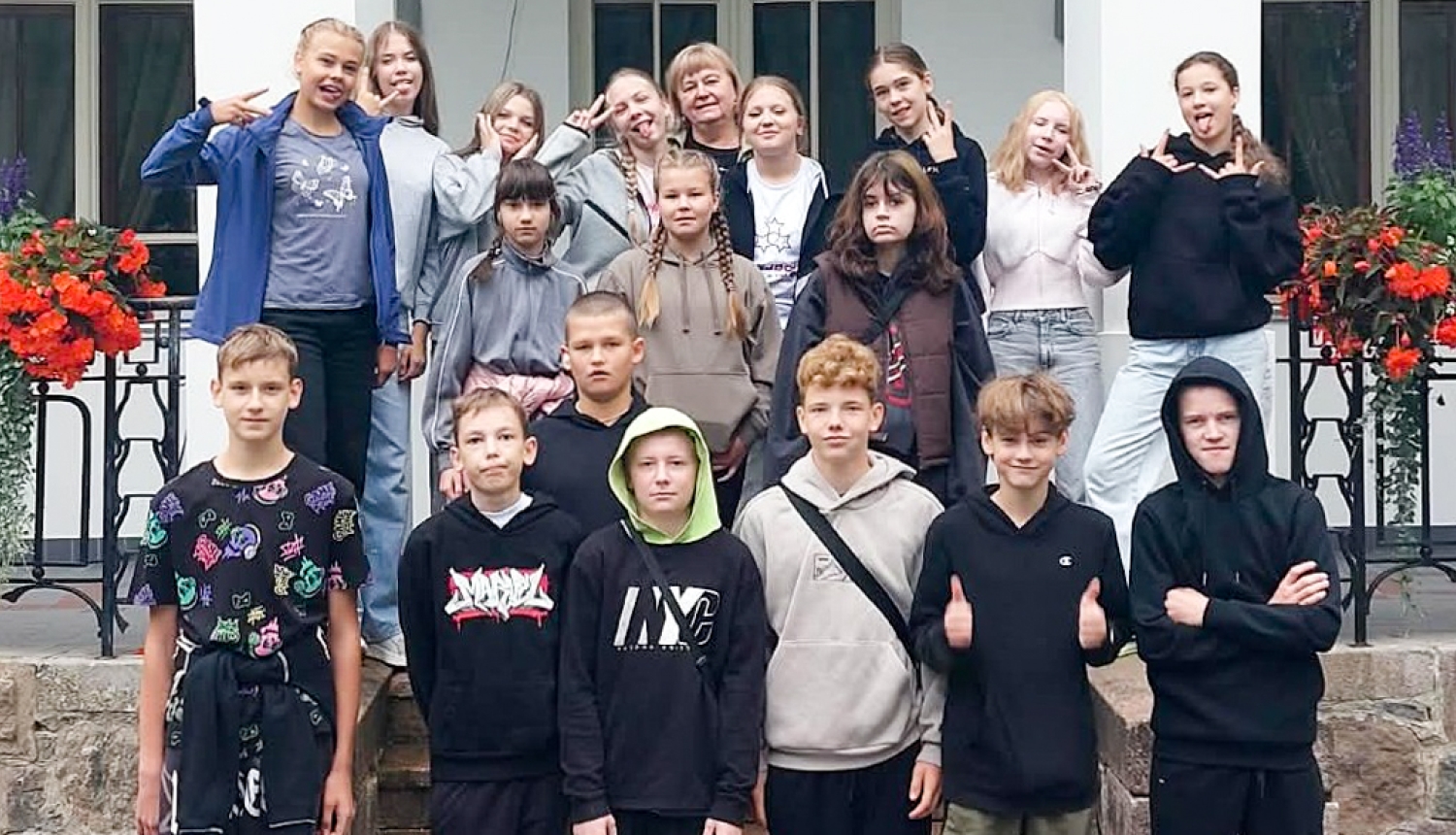Skolēnu grupa pie ēkas