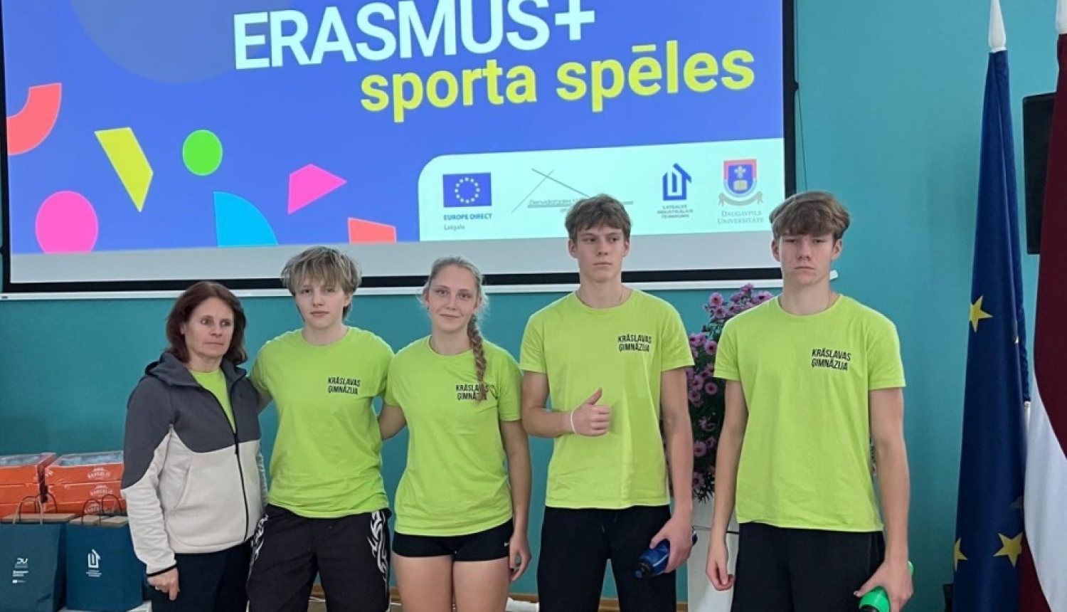 Skolēni Erasmus+ sporta spēļu pasākumā kopā ar skolotāju