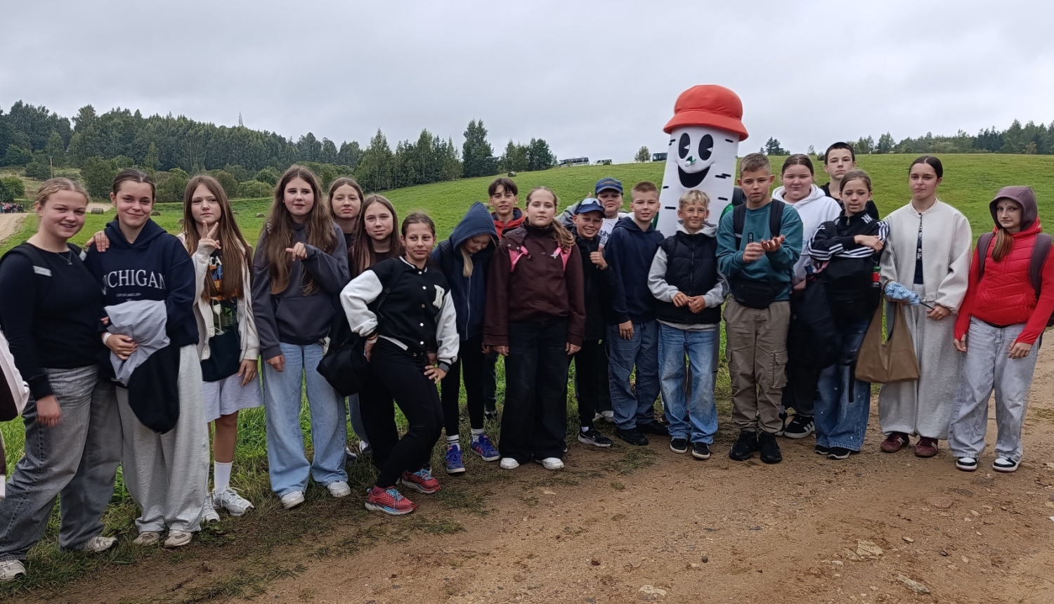 Skolēnu kopbilde kopā ar Mr. Bērziņu
