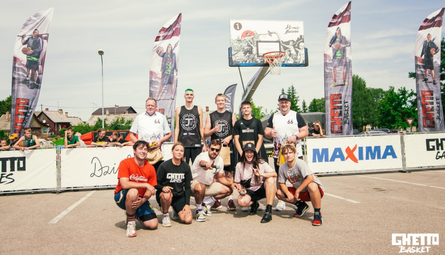 Turnīra dalībnieki un organizatori kopīgā foto pēc “Ghetto Basket” sacensībām
