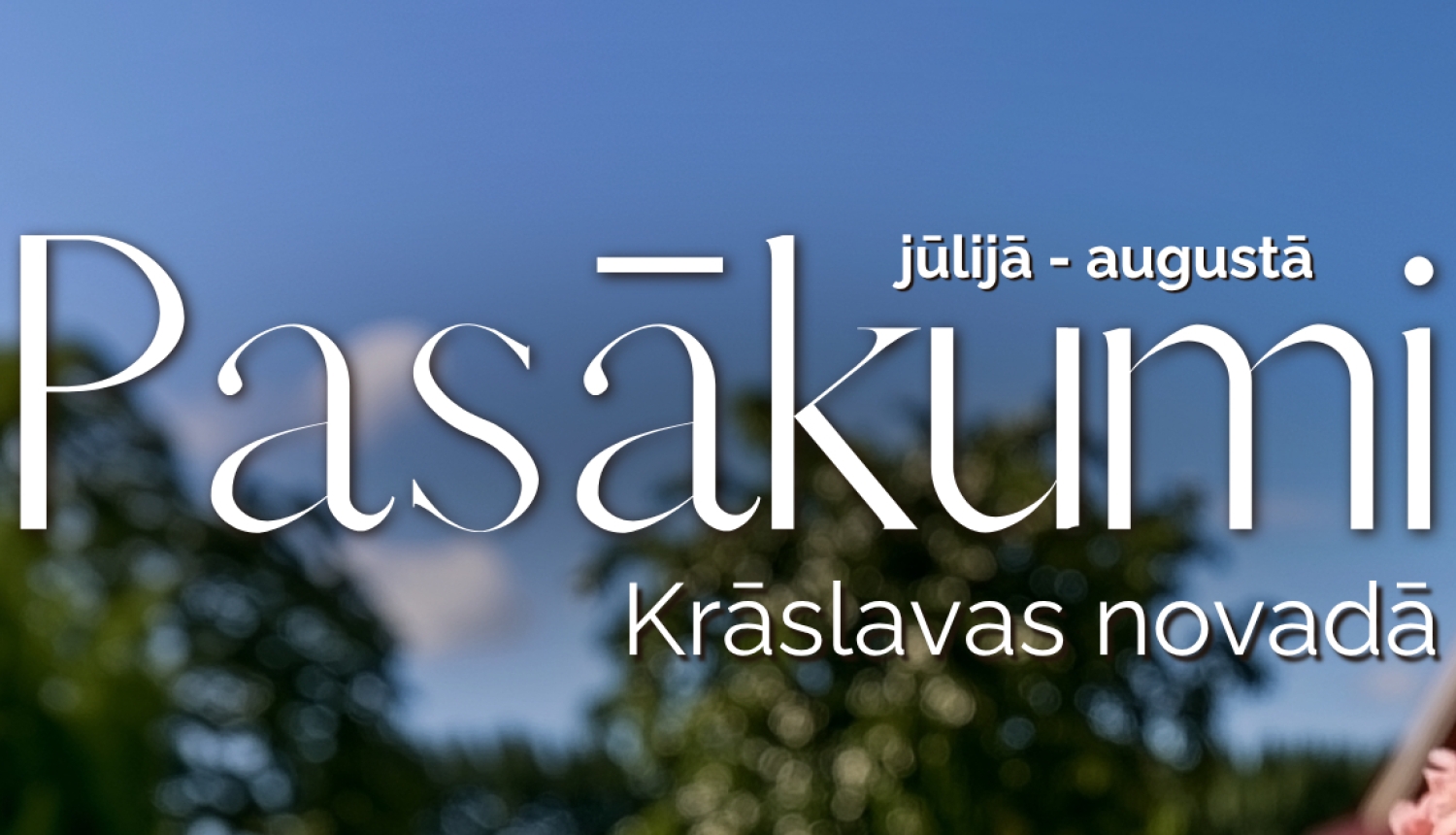 Ziedošas rozā hortenzijas uz lauku mājas fona. Pasākuma afiša