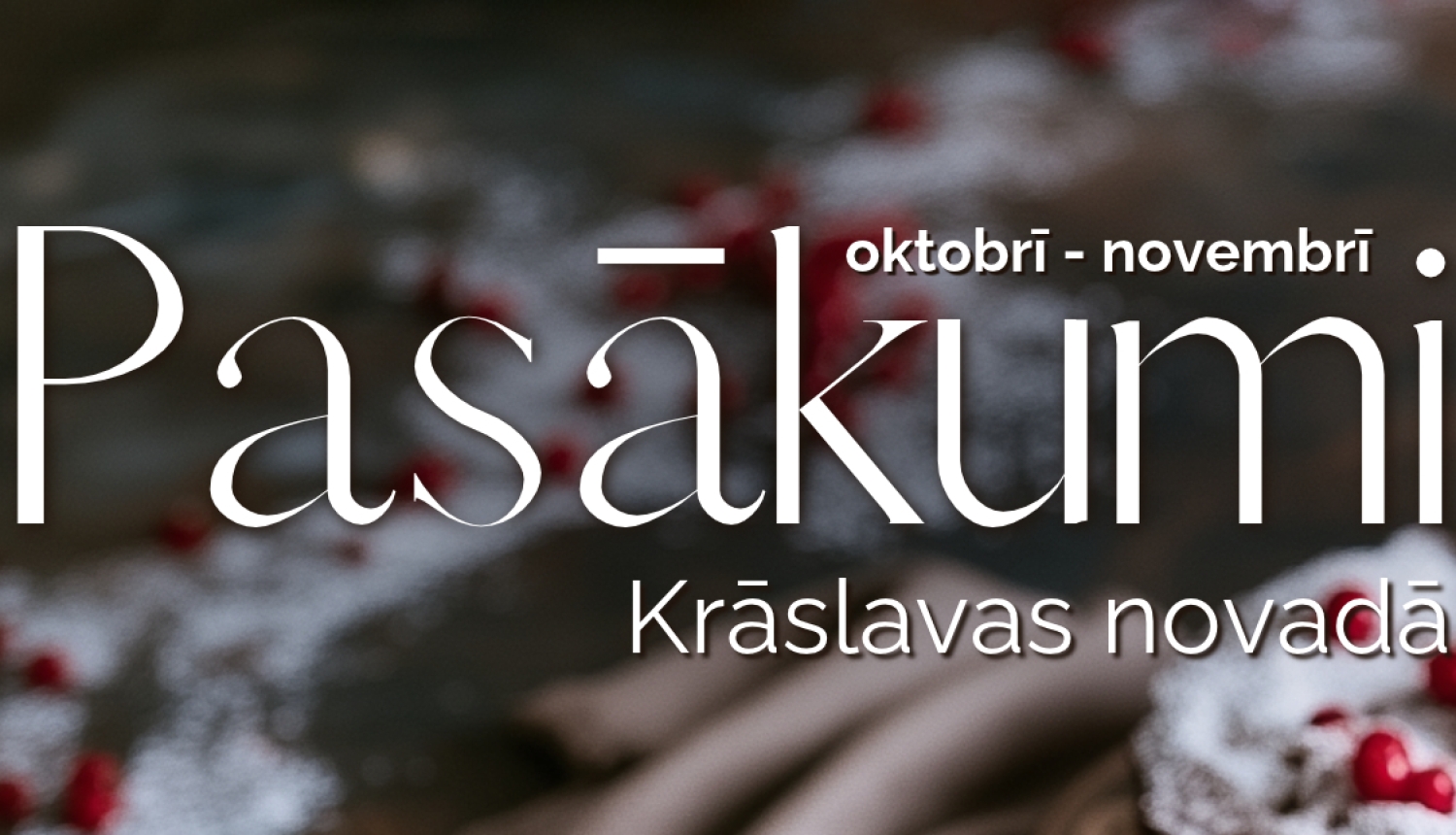 Ogu kūka ar pūdercukuru, tēja un ziedu raksta tējkanna uz tumša galda. Pasākuma afiša