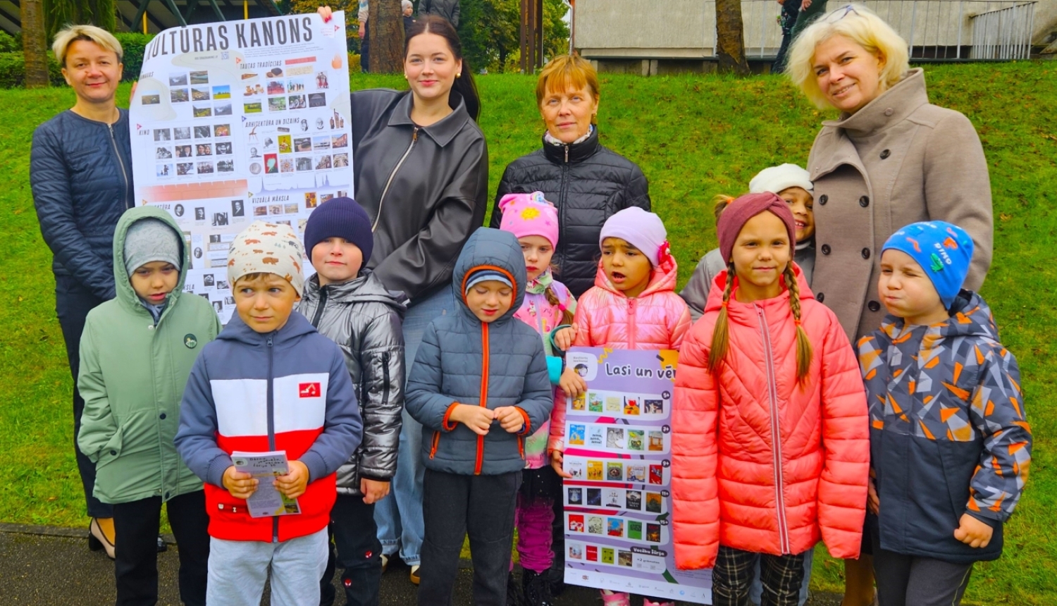 Bērni un pieaugušie piedalās lasīšanas veicināšanas pasākumā