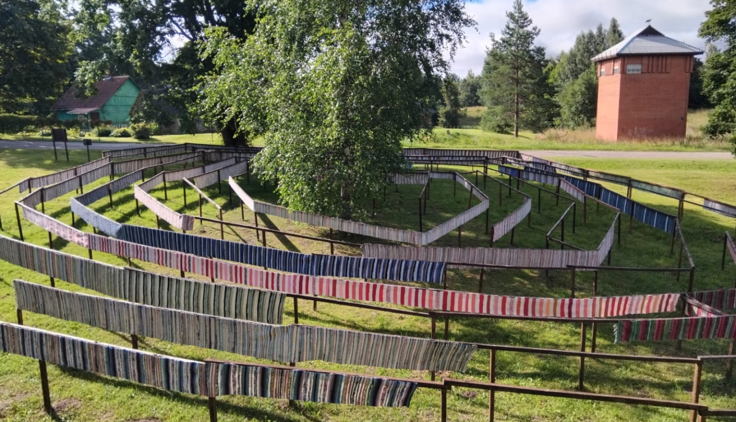 Austie celiņi izvietoti labirintā zālienā