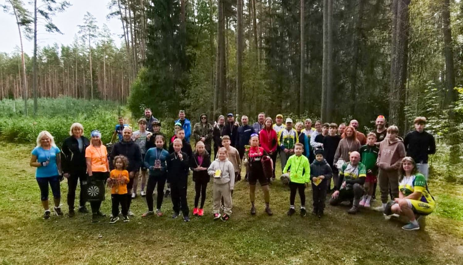 Dalībnieku kopīgs foto mežā
