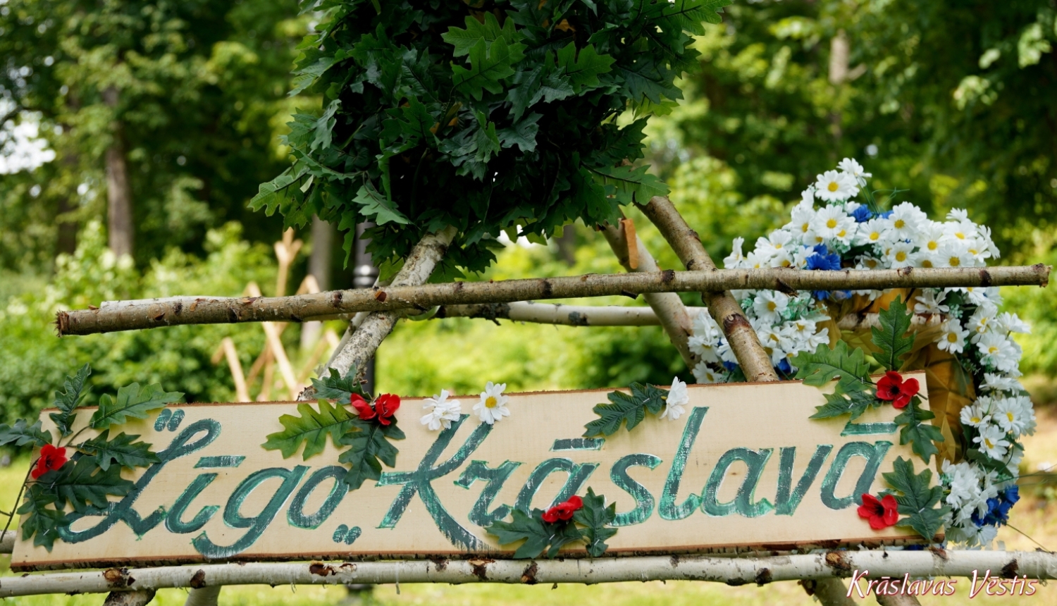 No bērzu zariem veidota konstrukcija ar ozollapu vainagu un izkārtni „Līgo Krāslavā”