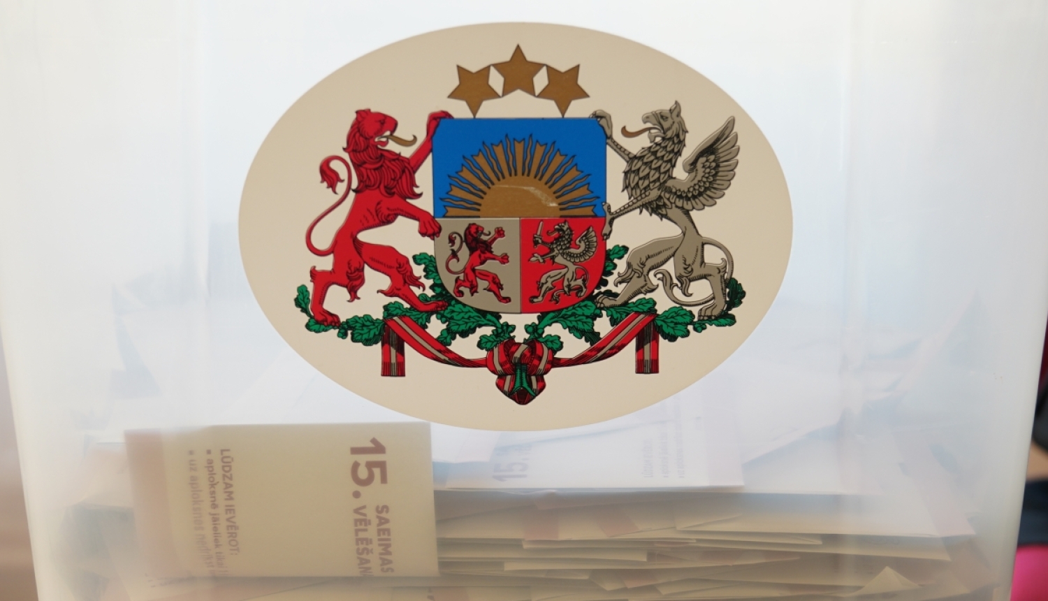 Vēlēšanu kaste ar vēlēšanu aploksnēm