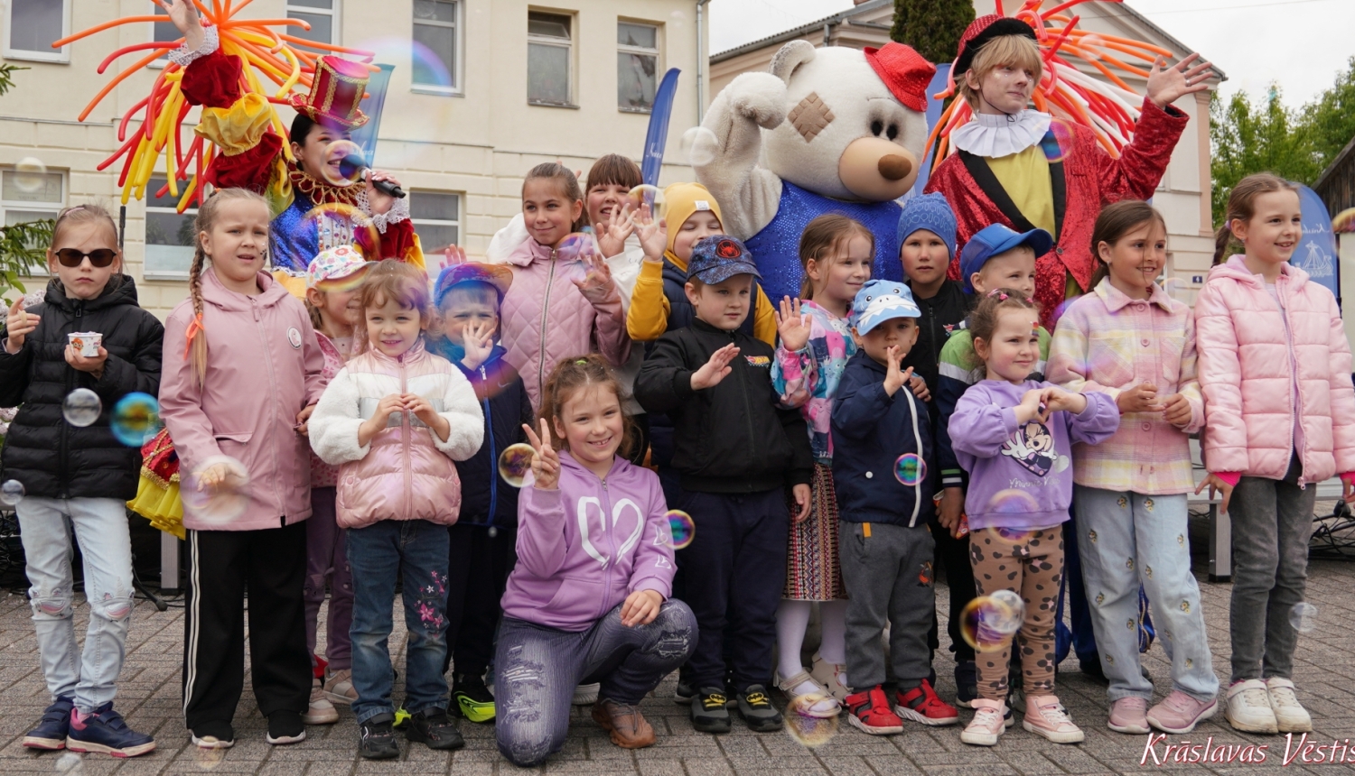 Bērni fotografējas kopā ar animatoriem