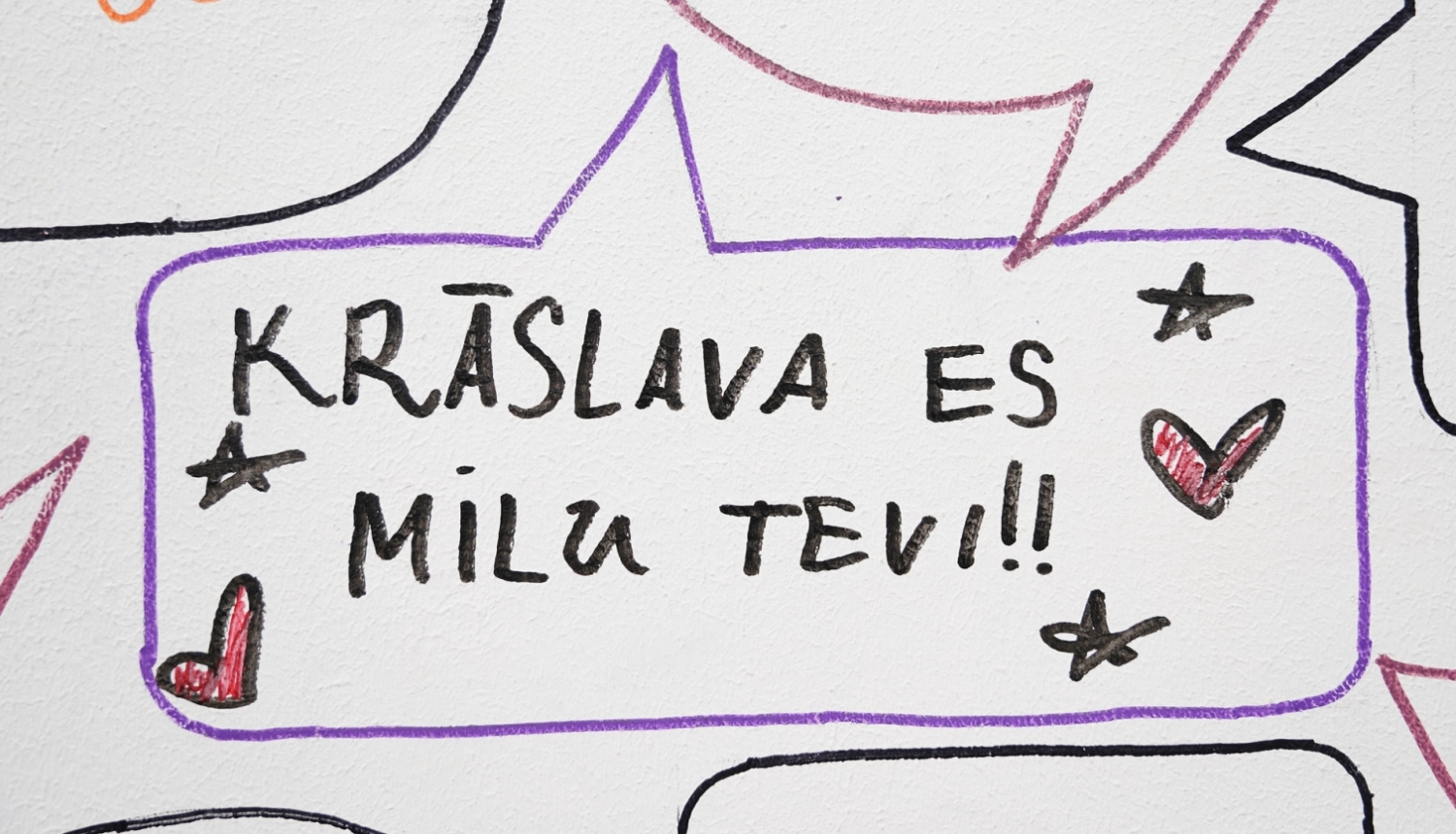 Uzraksts: “Krāslava es mīlu tevi!”
