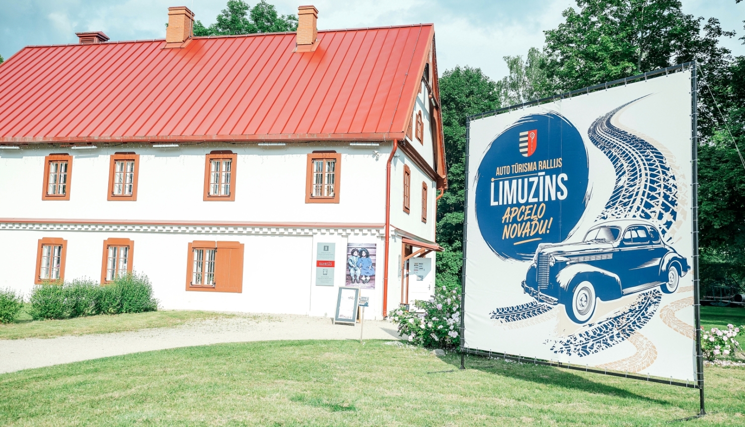 Auto tūrisma rallija baneris Krāslavas pils parkā