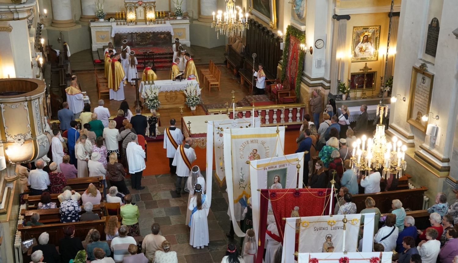 Procesija baznīcā