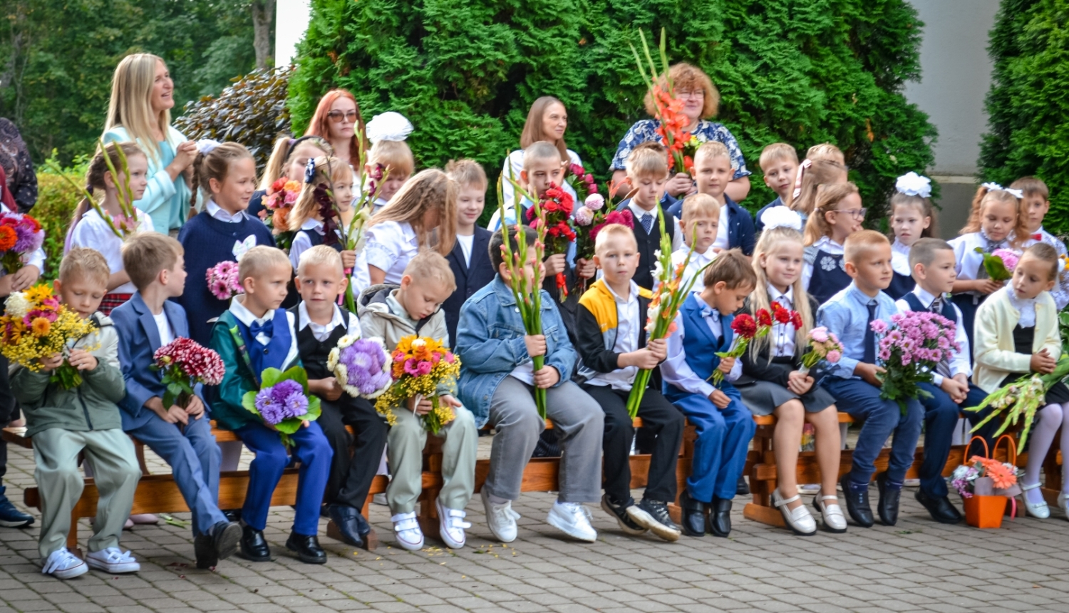 Bērni un viņu vecāki Zinību dienas pasākumā