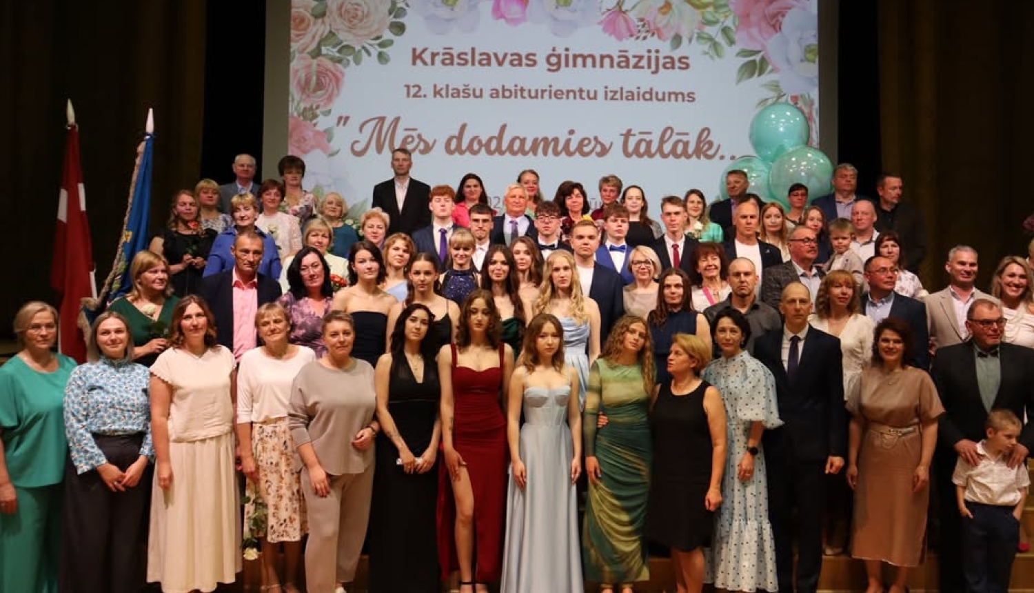 Skolēnu, viņu vecāku un skolotāju kopbilde