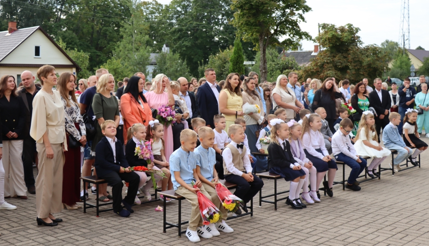 Bērni un viņu vecāki Zinību dienas pasākumā