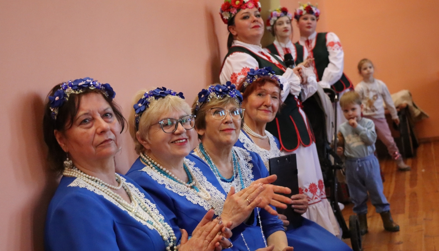 Svētku dalībnieki tautu tērpos