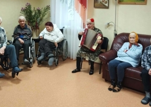 Sieviete spēlē akordeonu senioru pulciņā