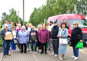 Grupas foto pie sarkanā autobusa