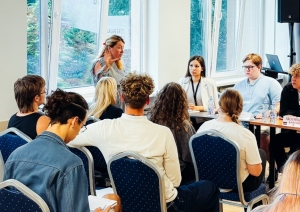 Jaunieši klausās diskusiju pasākumā