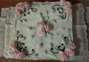 Torte ar rozā rozēm