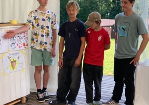 Jaunieši pie sienas ar zīmējumiem