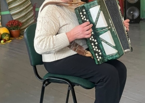 Sieviete spēlē bajānu