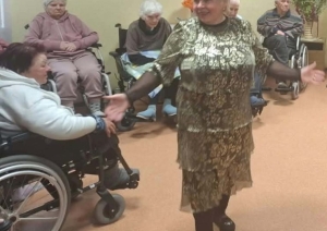 Seniori pulcējas atpūtas telpā