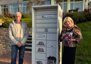 Bibliotēkas darbinieki pie grāmatu nodošanas skapja