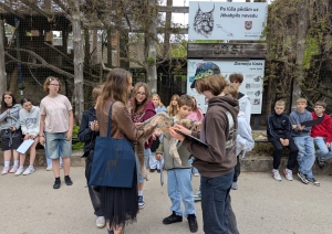 Skolēni zoodārzā pēta lūša izbāzeni