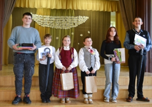 Skolēni ar saņemtajām dāvanām