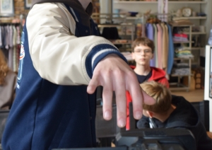 Jaunietis ar 3D brillēm filmēšanas laikā