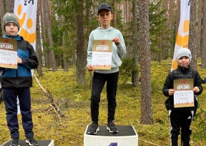 Jaunie sportisti ar diplomiem uz goda pjedestāla