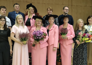 Cilvēku grupa rudens pasākumā