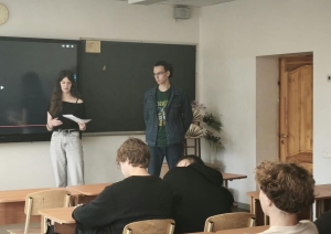 Jauniete lasa prezentācijas tekstu klases priekšā