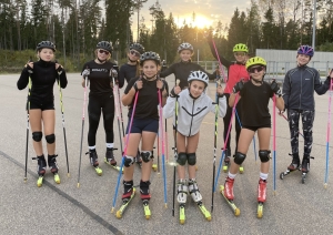 Rollerslēpotājas ķiverēs un aizsargekipējumā kopbildē