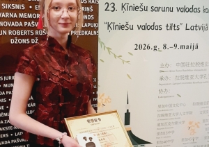Meitene ar diplomu