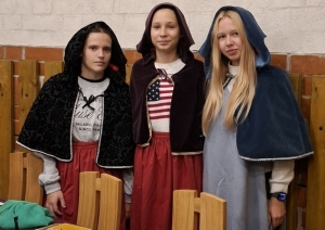 Trīs meitenes viduslaiku apmetņos