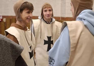 Zēni viduslaiku bruņinieku tērpos