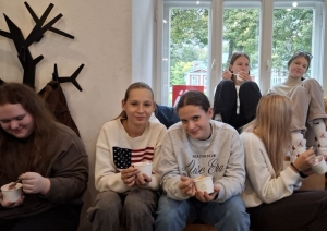 Skolēni garšo saldējumu