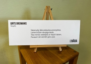 Izstādes eksponāts ar autora citātu
