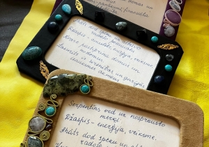 Ar akmeņiem rotāti rokdarbu rāmīši