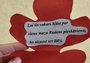 Lapiņa ar novēlējumu latviešu valodā