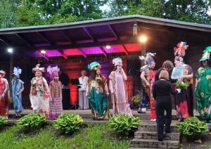 Cilvēki krāšņos tērpos