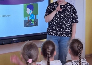 Bērni klausās nodarbību par transportu