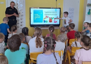 Bērni piedalās drošības nodarbībā