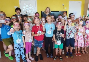 Bērni un pedagogi kopīgā grupas foto
