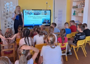 Bērni klausās nodarbību par viedierīcēm