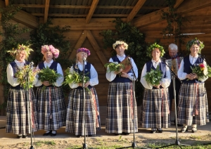 Folkloras kopa uzstājas