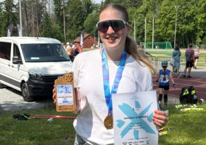 Sportiste ar zelta medaļu un diplomu