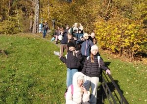 Cilvēki uz kāpnēm