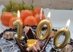 Torte ar iedegtām svecītēm